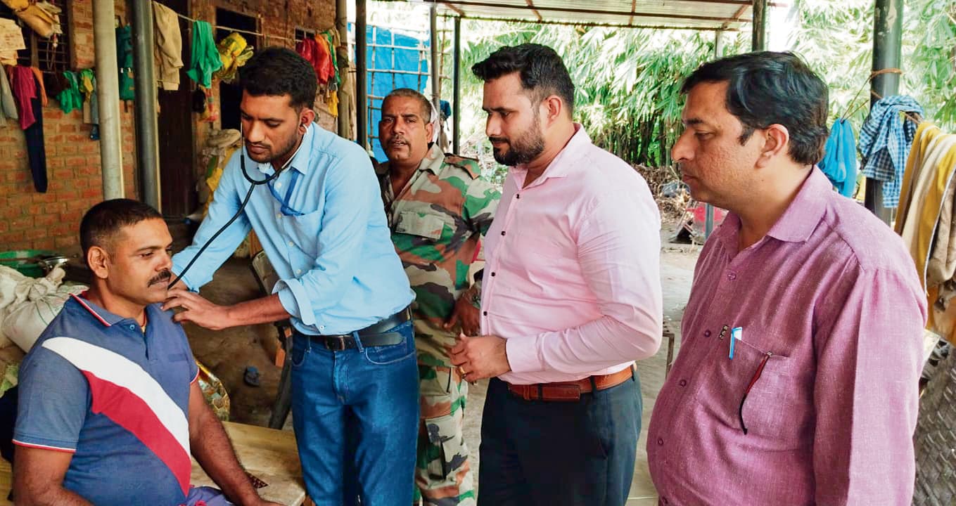 Gopalganj News : बनकटिया पंचायत में पहुंची मेडिकल टीम, मरीजों की स्थिति की जांच की