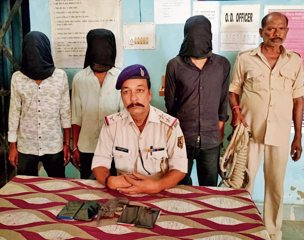 saran news . बाइक व पिस्तौल के साथ तीन युवक गिरफ्तार