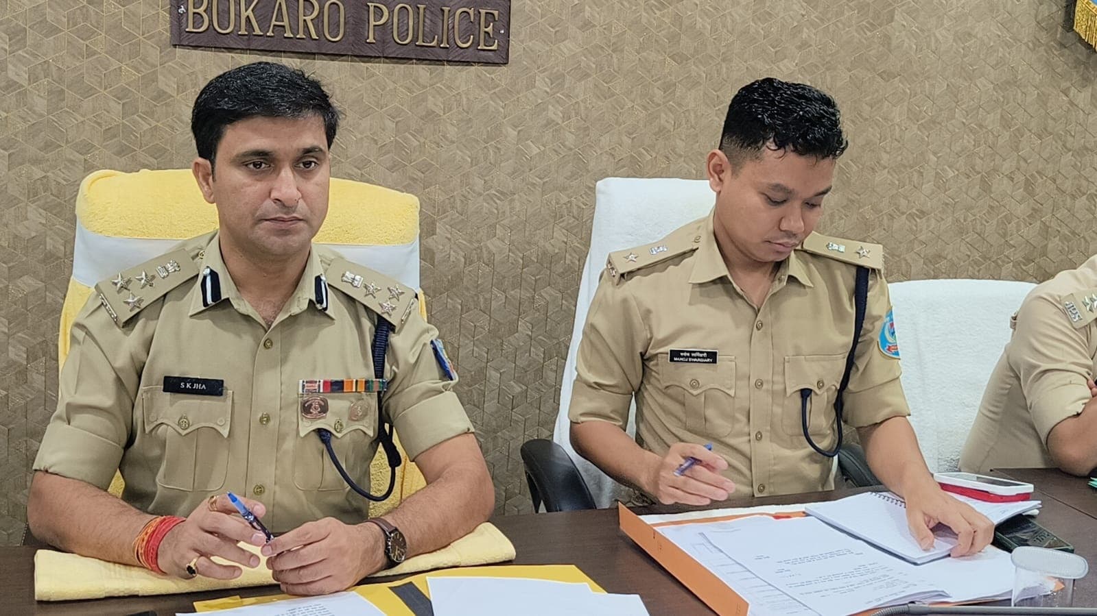 BOKARO NEWS: शांति भंग करने वाले की पहचान कर गुंडा पंजी में नाम करें दर्ज : डीआइजी