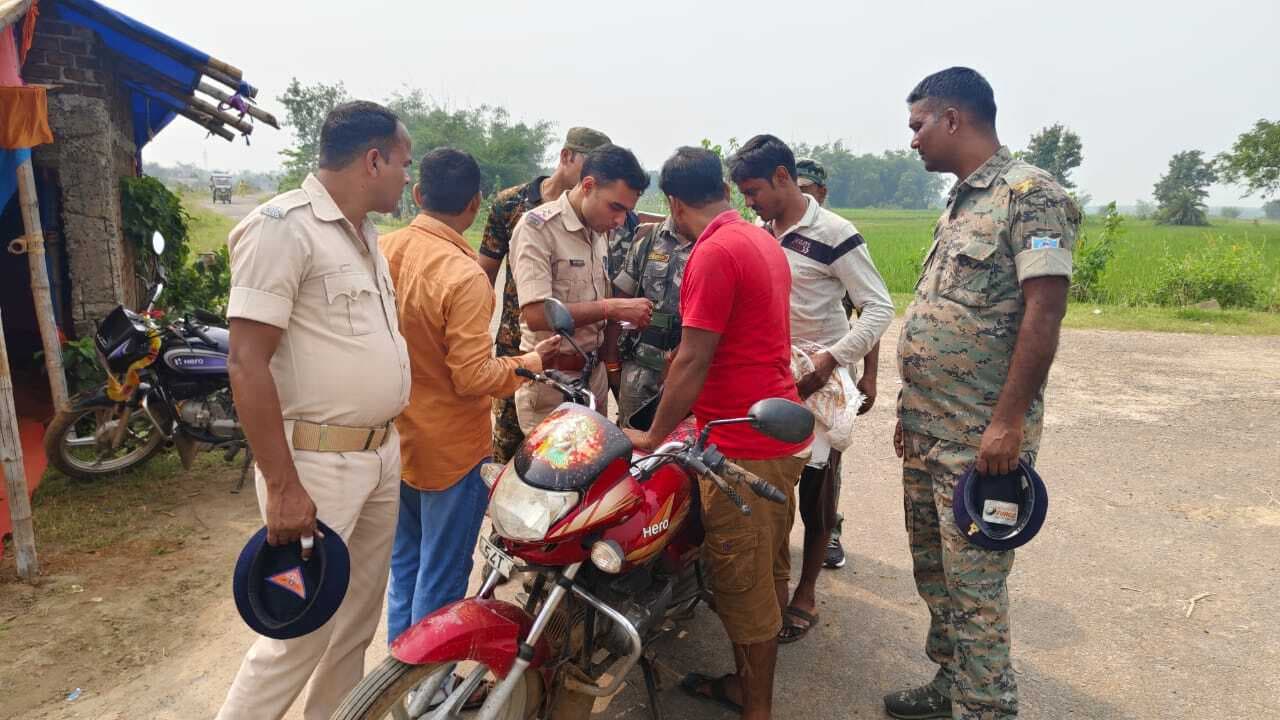 पुलिस ने चेकपोस्ट पर की वाहनों की जांच