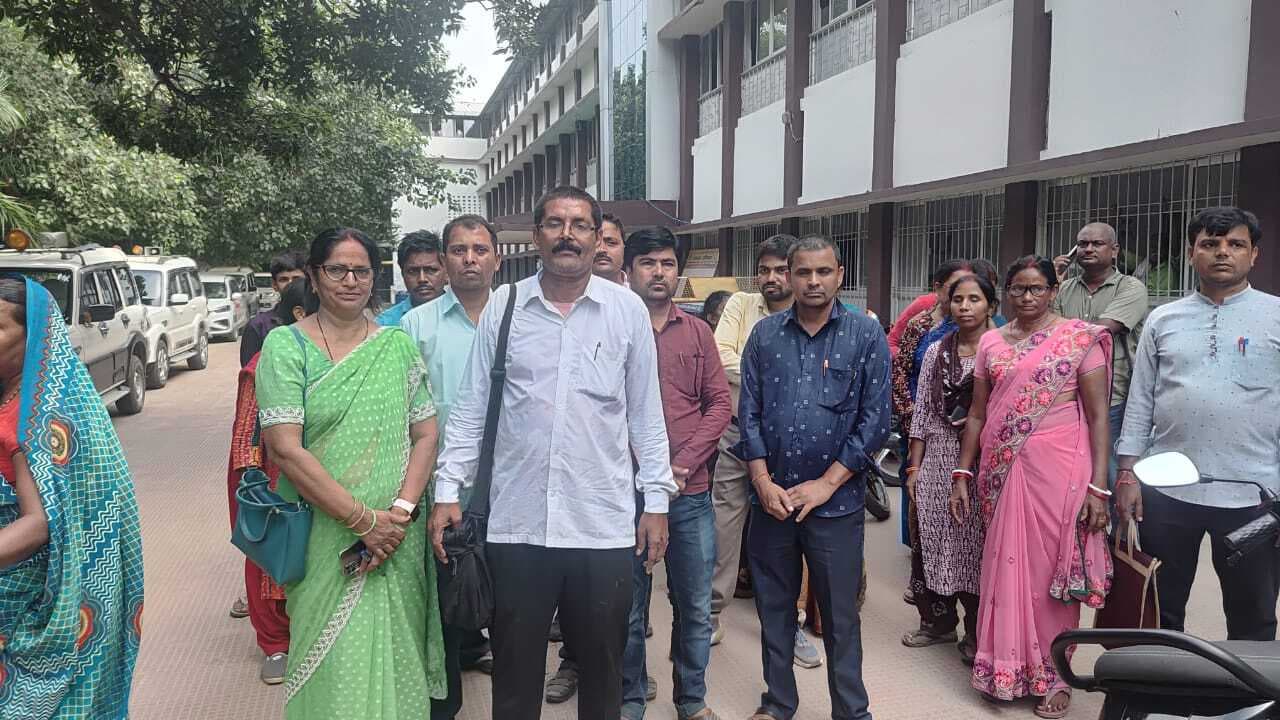 रंगदारी नहीं देने पर शिक्षकों को पीटा, दहशत में बंद रहे विद्यालय