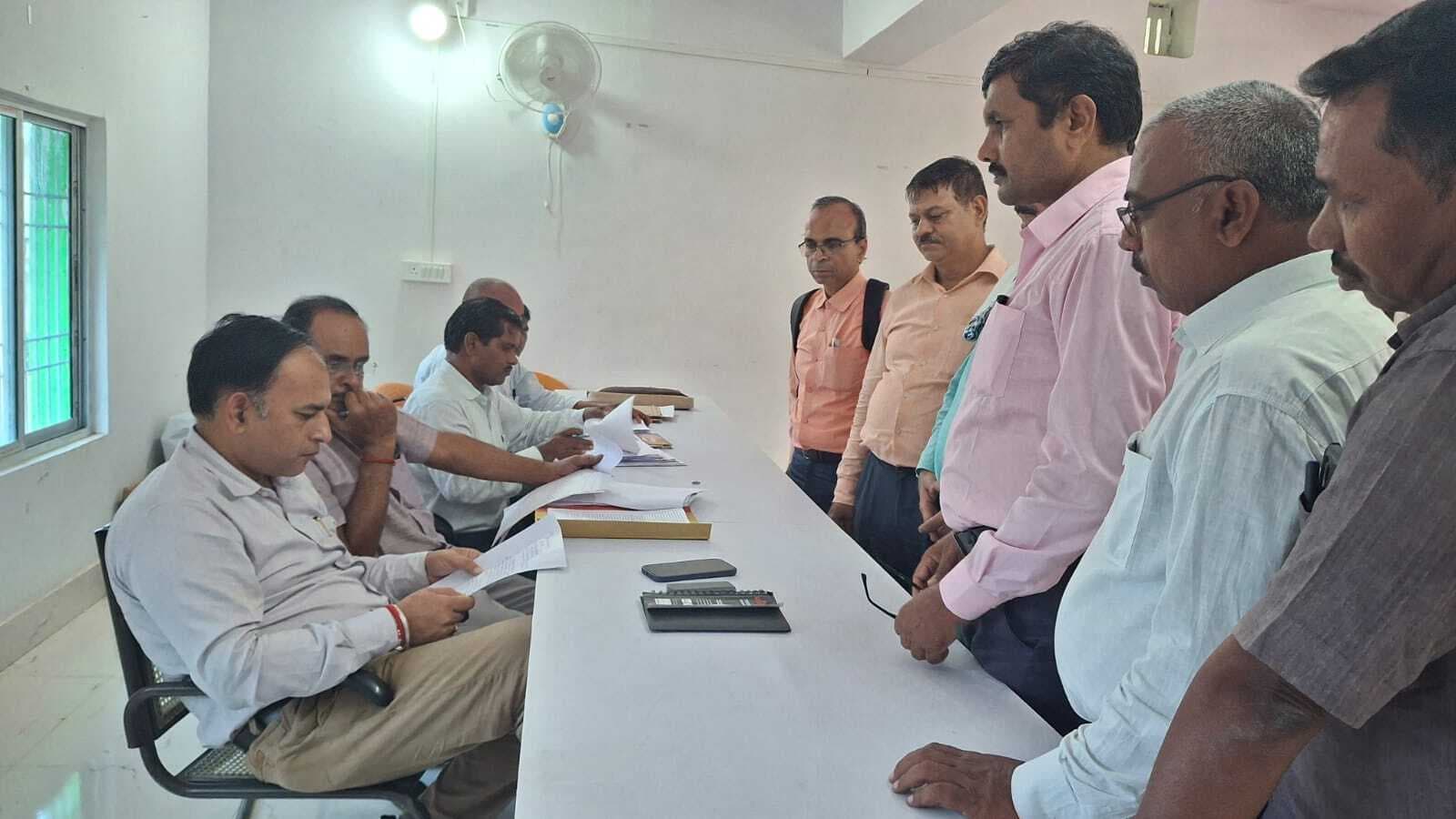 शिक्षकों के साथ मारपीट की घटना को लेकर बीडीओ को सौंपा आवेदन