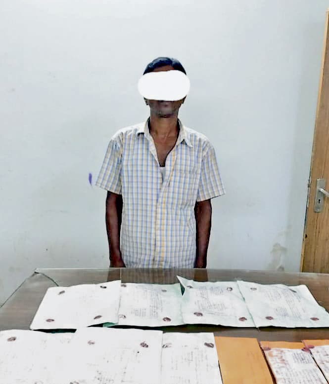 अत्याधुनिक हथियारों के साथ रंगेहाथ पकड़ा गया आर्म्स डीलर