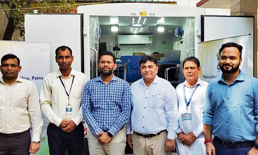 Gopalganj News : मोबाइल वैन पासपोर्ट कैंप का डीएम ने किया शुभारंभ, जुटी भीड़