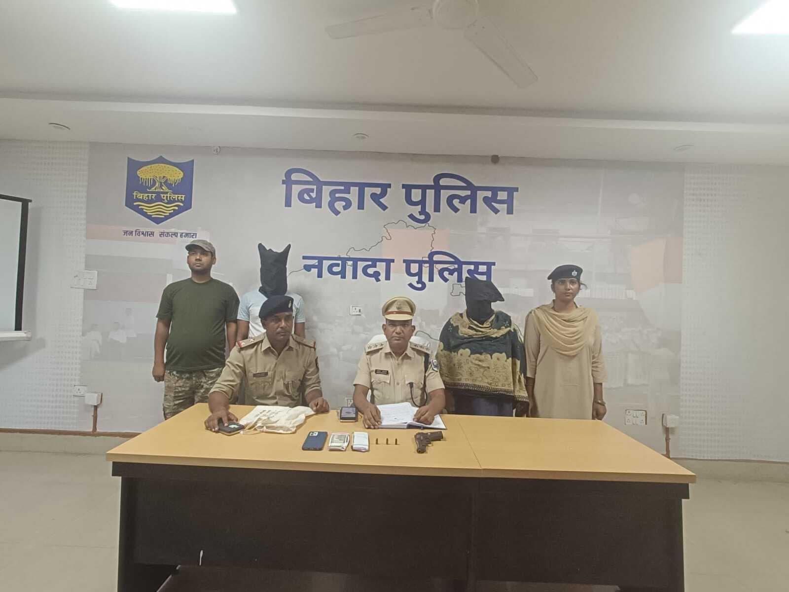 पिस्टल व तीन कारतूस के साथ लूट के 75000 रुपये बरामद, महिला सहित दो गिरफ्तार