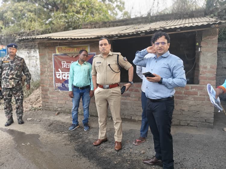 डीसी व एसपी ने चेकपोस्ट का औचक निरीक्षण