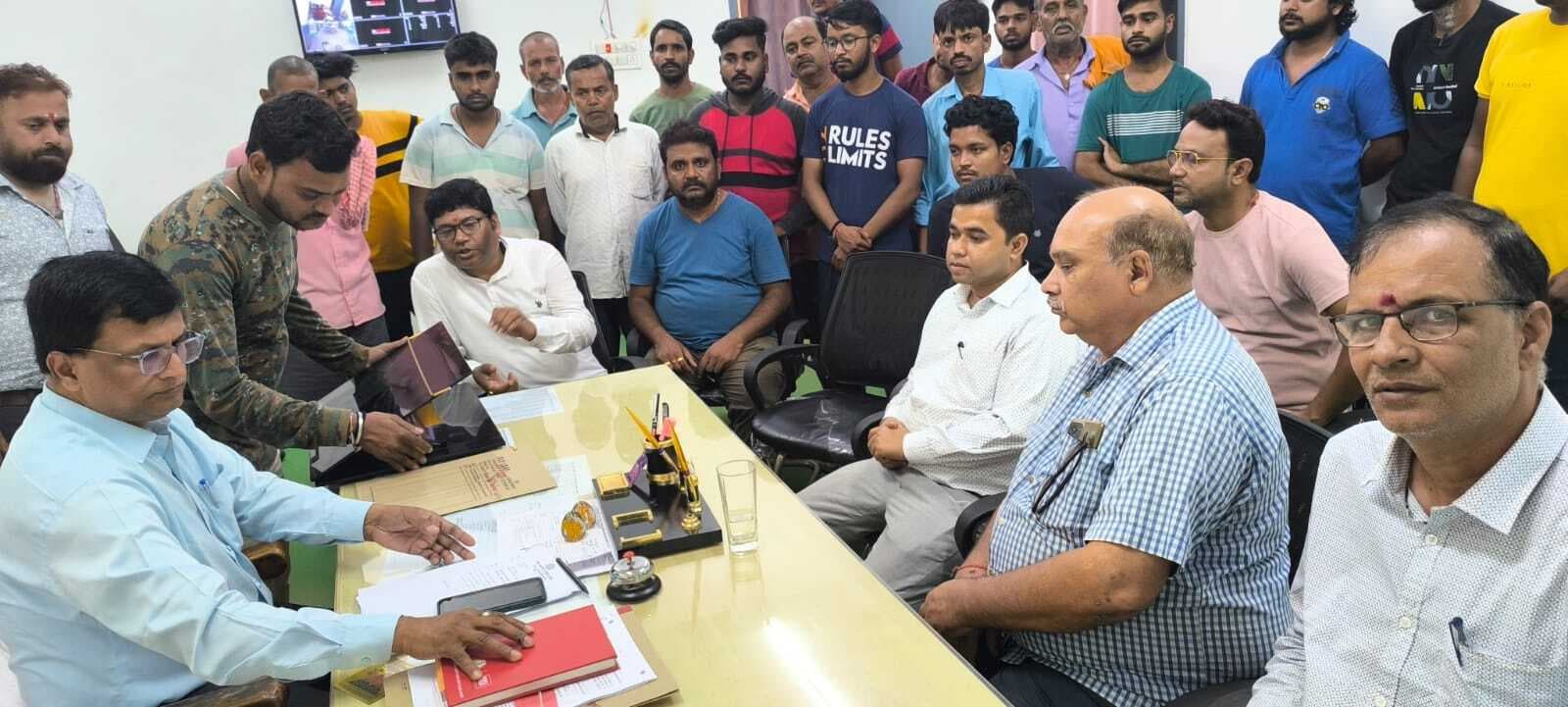 सीओ व नपं प्रशासक से मिले अग्निकांड के पीड़ित दुकानदार