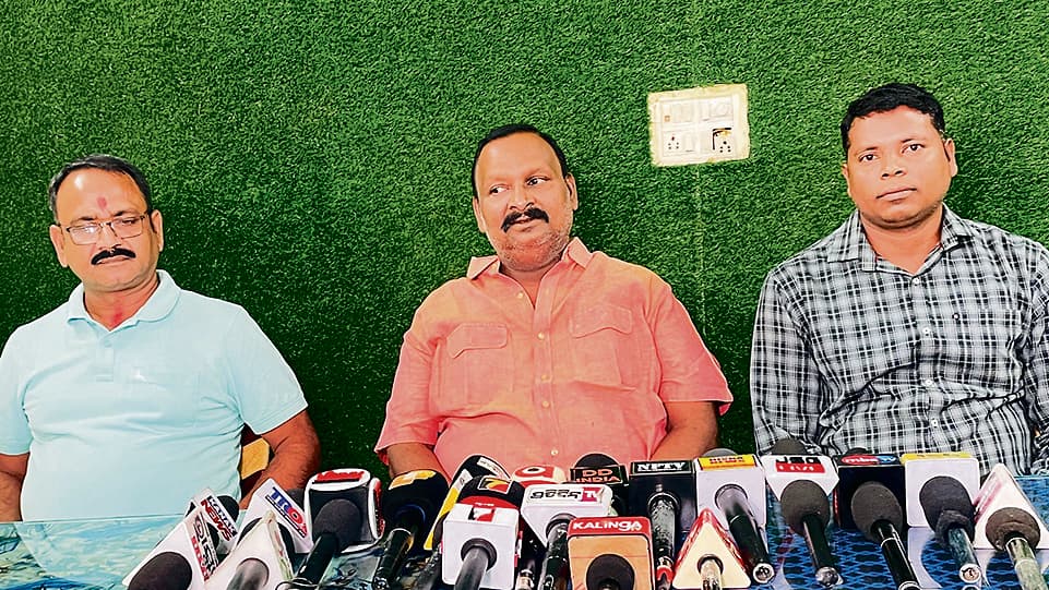 Jharsuguda News: किरमिरा ब्लॉक में अविश्वास प्रस्ताव काे लेकर बीजद व भाजपा आमने-सामने, गरमायी राजनीति