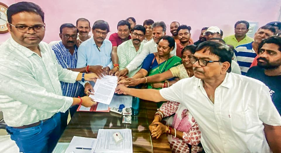 Rourkela News: एनएच विभाग के फरमान का विरोध, बंडामुंडा के दुकानदारों व मकान मालिकों ने किया प्रदर्शन