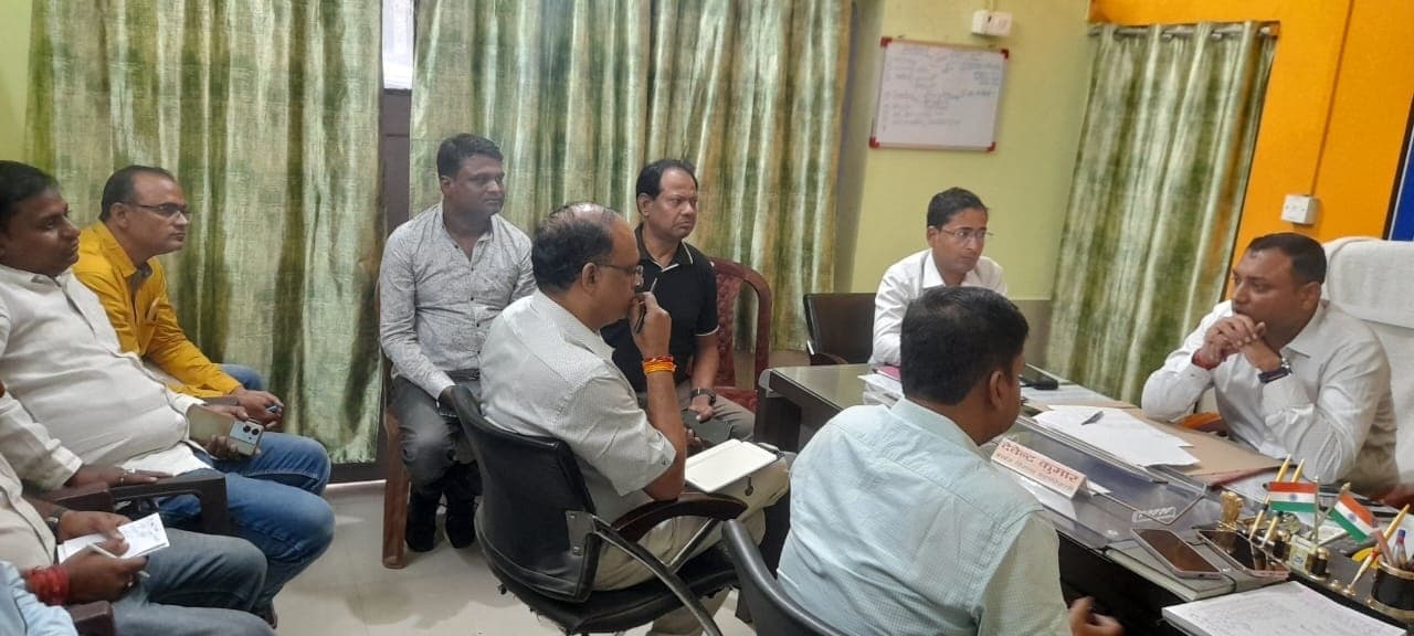 एसडीओ ने बायोमीट्रिक पर ससमय उपस्थित दर्ज कराने का दिया निर्देश