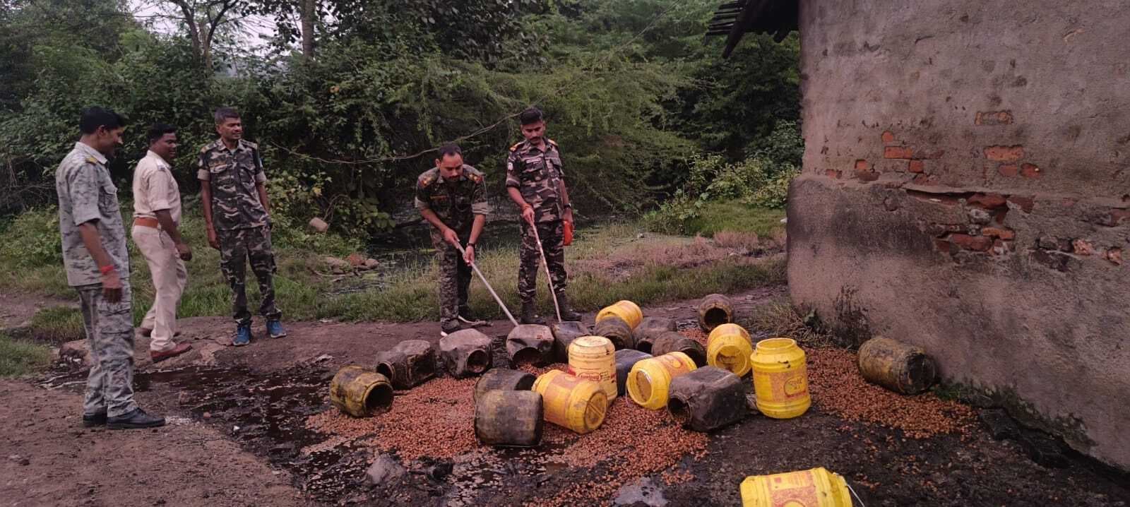 Dhanbad News:237 लीटर शराब जब्त, 12 क्विंटल जावा महुआ नष्ट