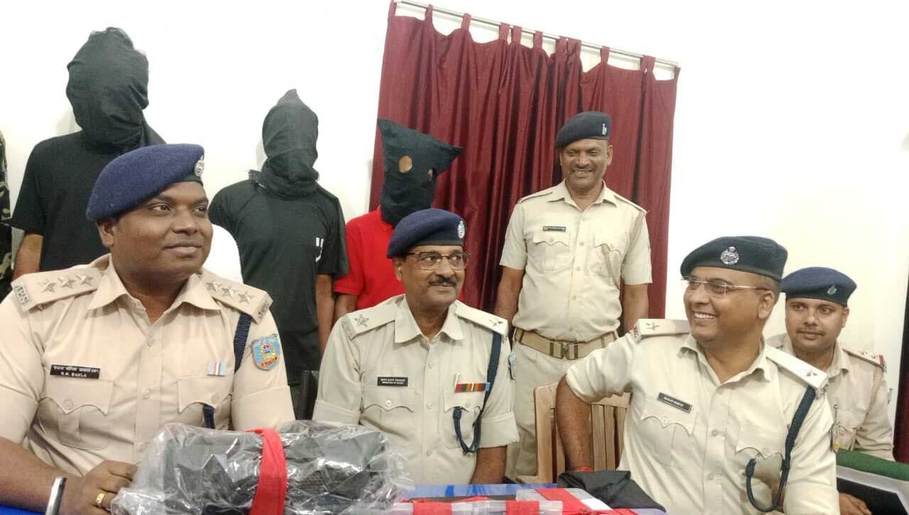 Dhanbad News: फाइनेंस कंपनी के कर्मी से लूट में तीन युवक गिरफ्तार