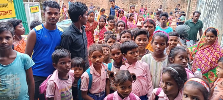 Dhanbad News: मध्याह्न भोजन में मिला कीड़ा, ग्रामीणों ने स्कूल में किया हंगामा, एचएम को घेरा