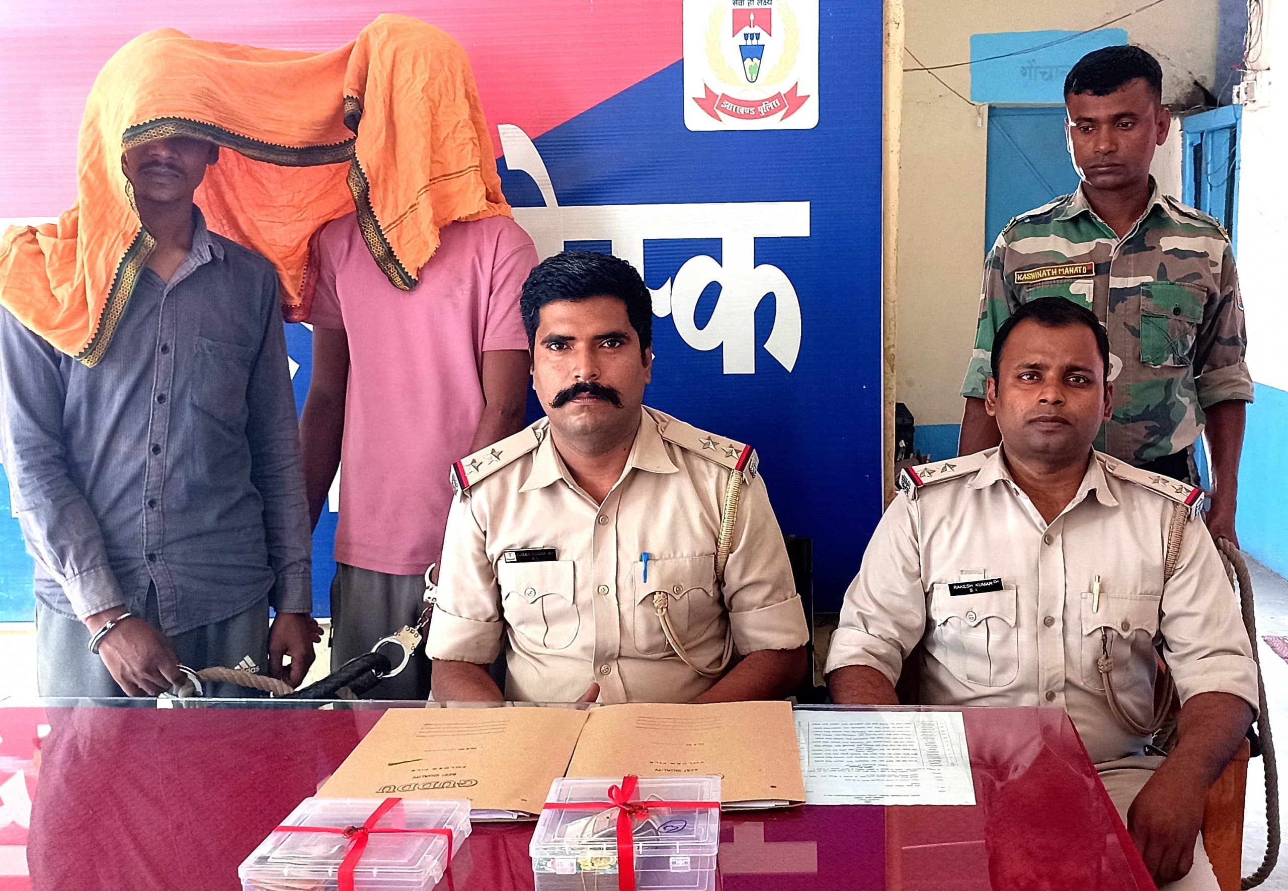 Dhanbad News: जुआ अड्डा से 30 हजार रुपये के साथ दो गिरफ्तार