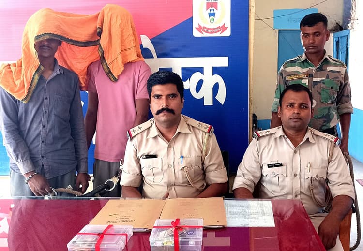 Dhanbad News: जुआ अड्डा से 30 हजार रुपये के साथ दो गिरफ्तार