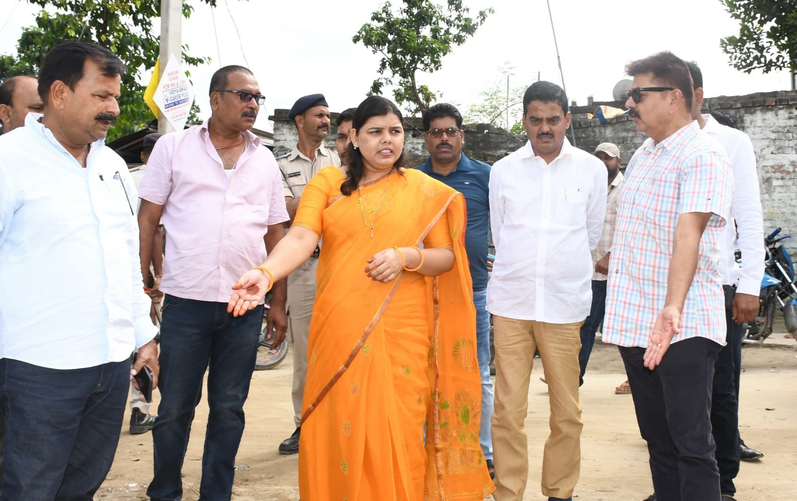 छठ घाटों, तालाबों व नगर सहित पहुंच पथ की युद्धस्तर पर करें सफाई : महापौर