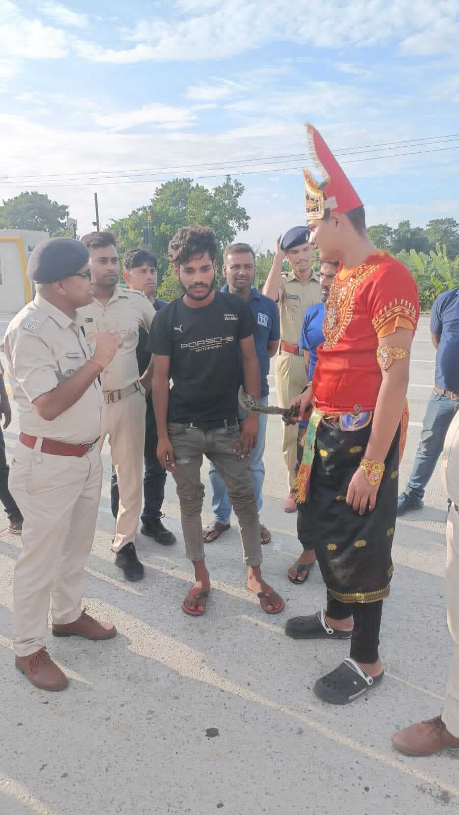 यातायात पुुलिस ने लोगों को किया जागरूक