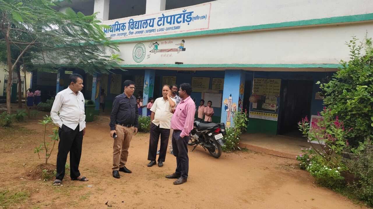 सीओ ने बूथों में बिजली, पानी की सुविधा का लिया जायजा