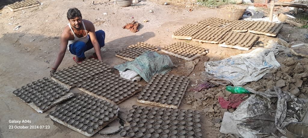 दीपावली पर जलाये मिट्टी के दीये, कुम्हारों के घर भी होंगे रोशन