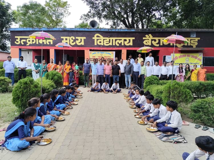 एमडीएम डीपीओ ने स्कूल में बच्चों को दिये जाने वाले भाजने का लिया जायजा