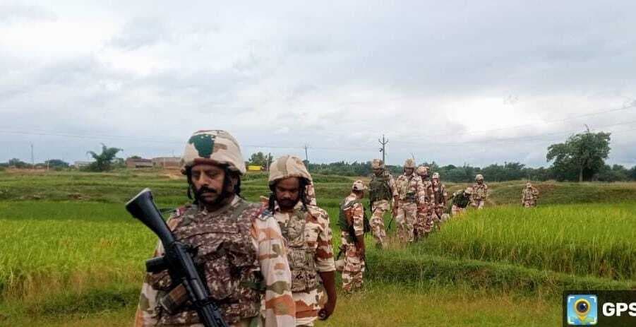 विधानसभा चुनाव निष्पक्ष और शांतिपूर्ण माहौल में संपन्न कराने को लेकर पुलिस ने निकाला फ्लैग मार्च