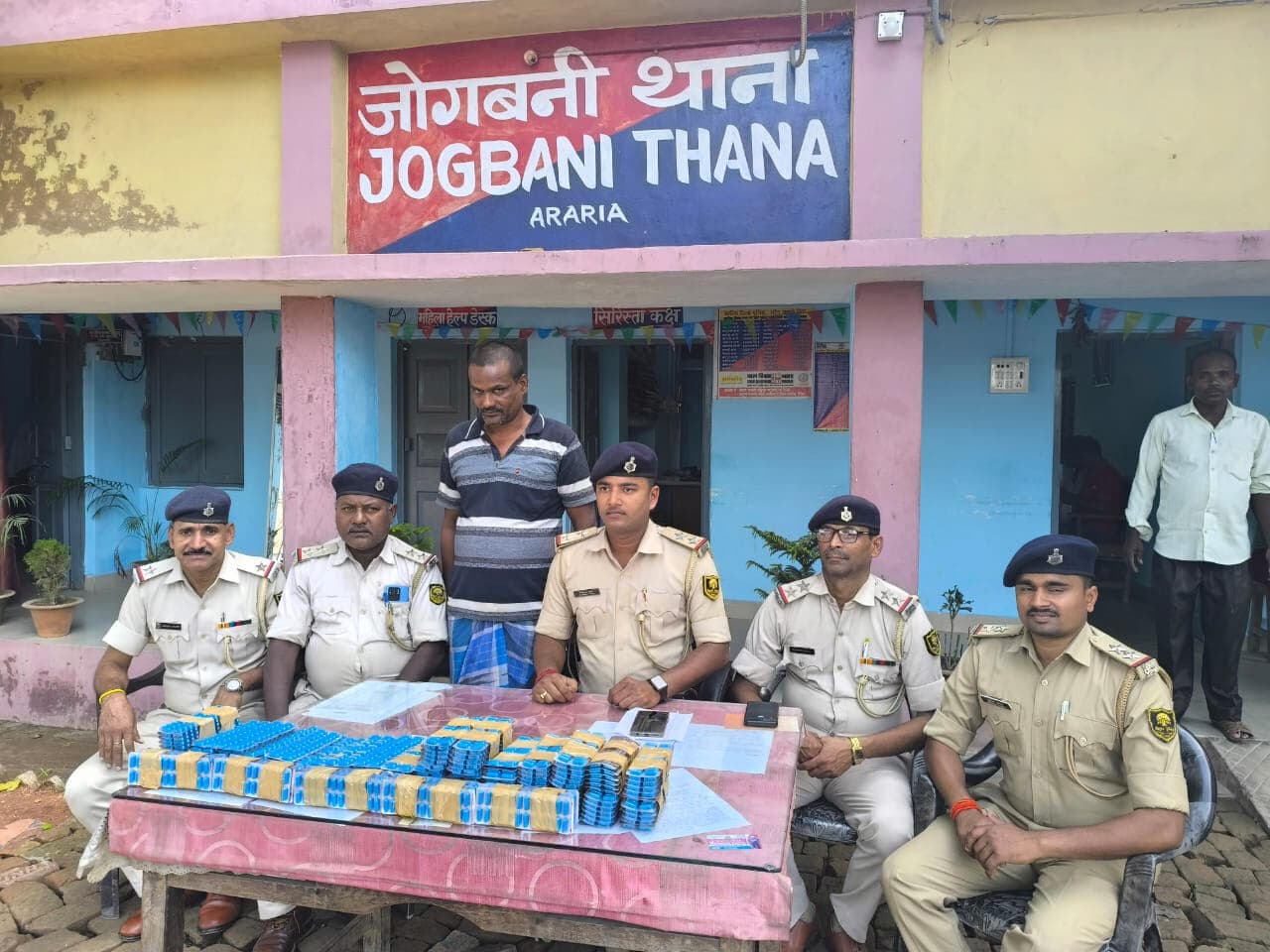 भारी मात्रा में नशीली दवाओं के साथ तस्कर गिरफ्तार