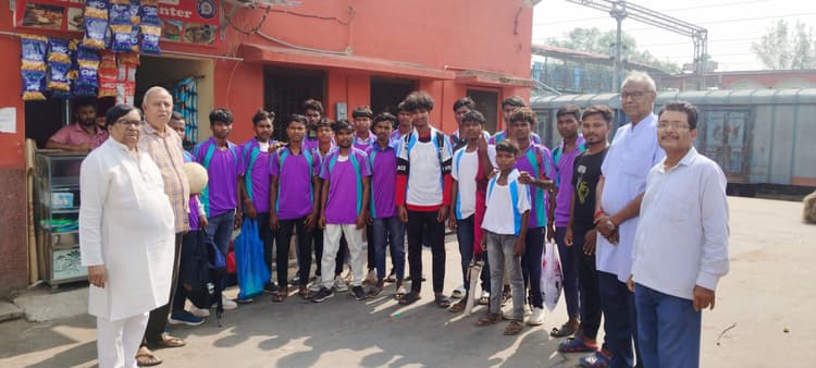 फुटबॉल व तीरंदाजी के लिए 18 खिलाड़ी पूर्णिया रवाना