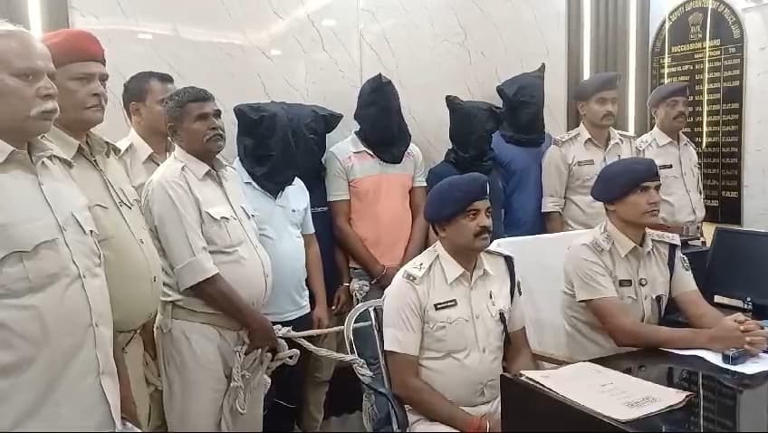 चोरी की पांच बाइक के साथ पांच गिरफ्तार, गैराज संचालक कर रहे थे तस्करी