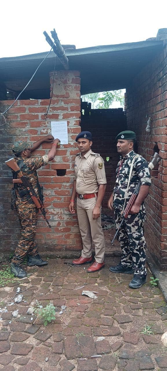 हत्याकांड में फरार अभियुक्त के घर चिपका इश्तेहार