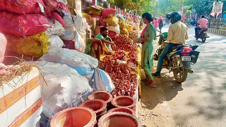 Chhapra News : ऑनलाइन ऑर्डर अधिक, दीपावली में लोकल कारोबार प्रभावित