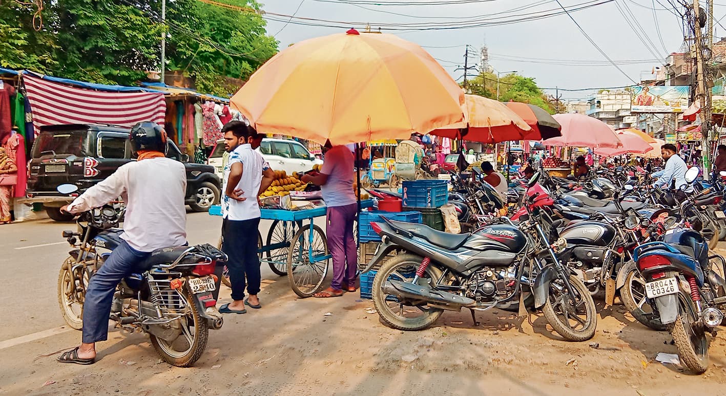 Chhapra News : शहर में नहीं हैं पार्किंग की कोई जगह वाहनों के धड़ाधड़ कट रहे चालान