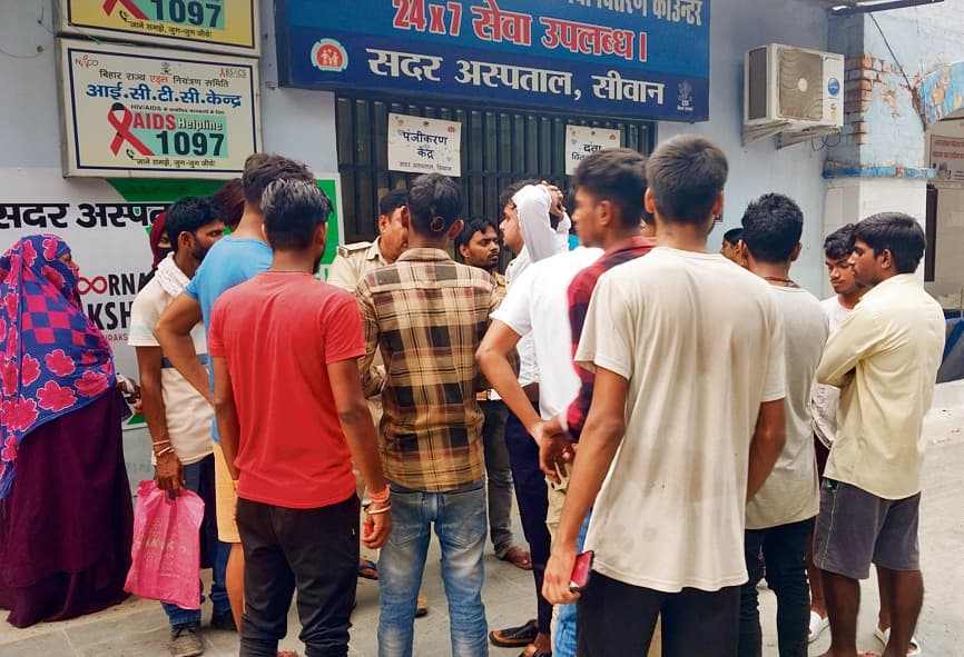 Siwan News:बाइक की टक्कर से पलटा इ-रिक्शा, छात्र की गयी जान