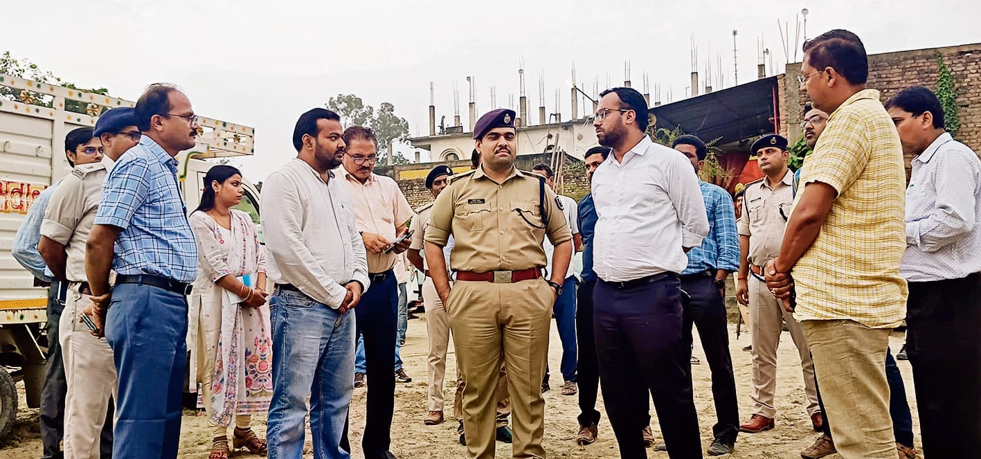 Siwan News:डीएम और एसपी ने शहर के छठ घाटों का लिया जायजा