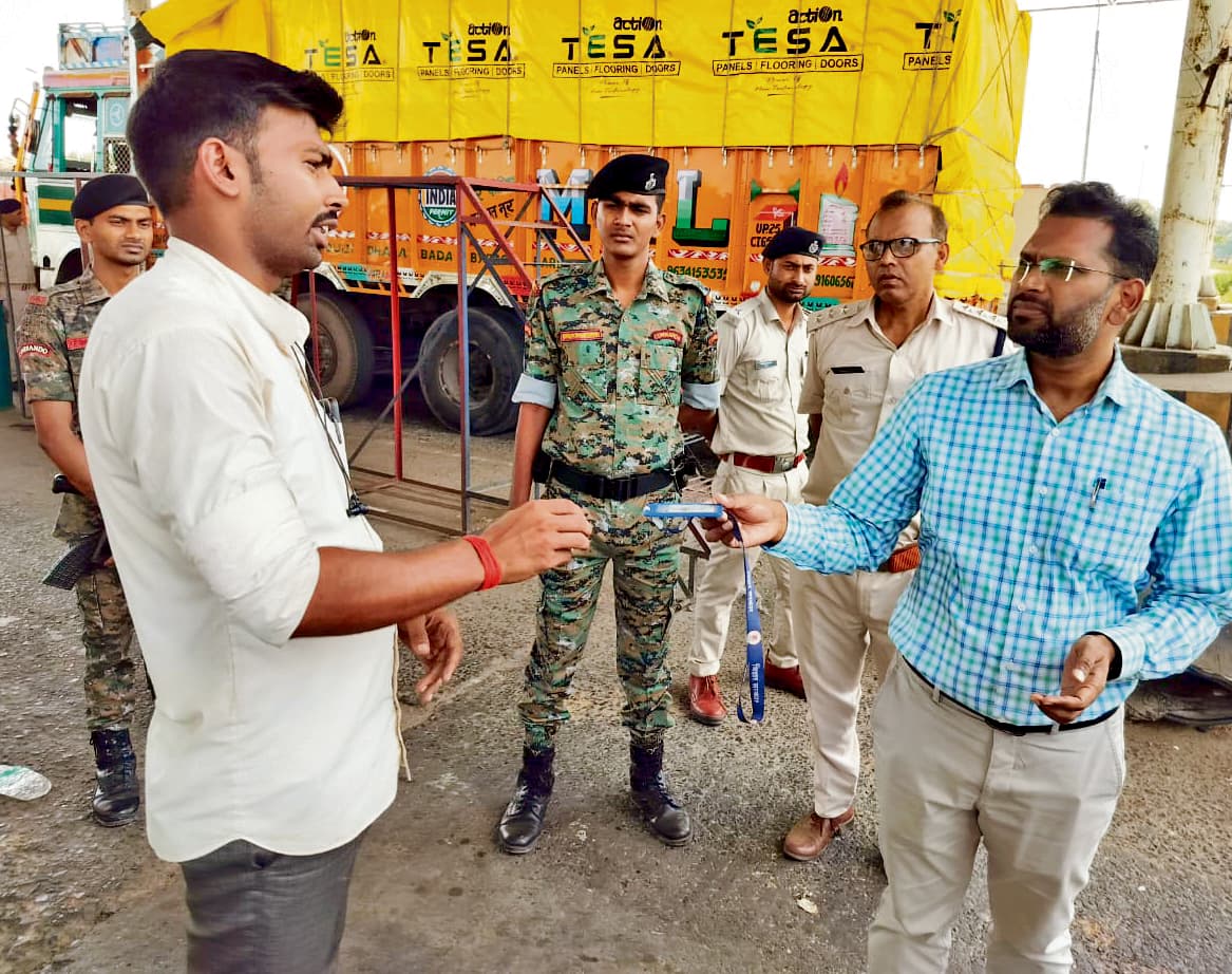 Gopalganj News  : डीएम और एसपी ने की बलथरी चेकपोस्ट पर जांच, कंट्रोल रूम में बंद मिले 14 सीसीटीवी कैमरे