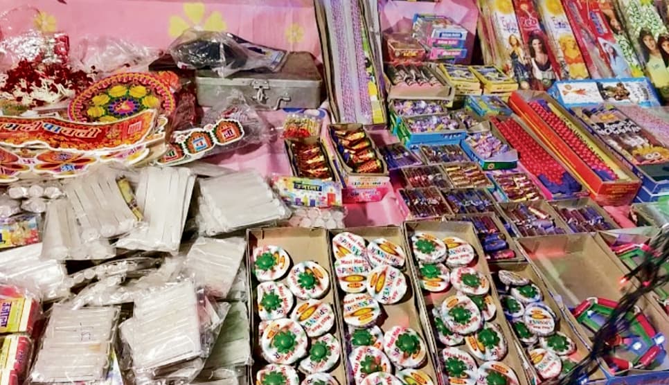 Siwan News:बिना लाइसेंस लिये ही बाजारों में सजने लगीं पटाखे की दुकानें