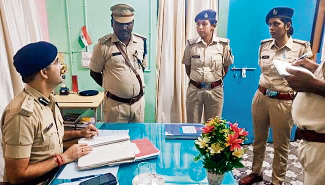 hajipur news. पर्व के दौरान बड़ी दुकानों पर रखें विशेष निगरानी : एसपी