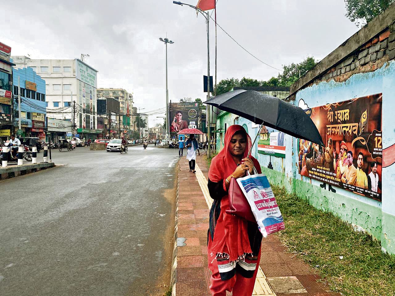 Rourkela News: डाना को लेकर सुंदरगढ़ जिला कार्यालय में नियंत्रण कक्ष खुला, विभागों को अलर्ट रहने का निर्देश
