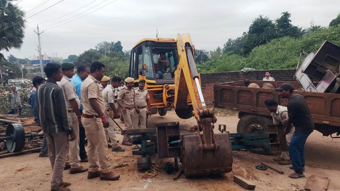 भारी मात्रा में लकड़ी व आरा मशीन जब्त