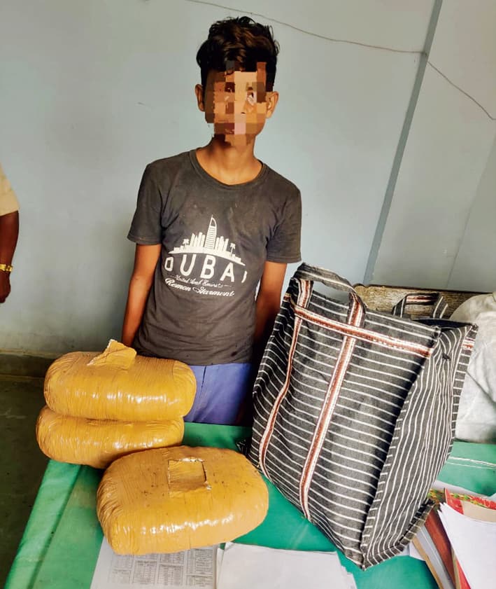 hajipur news. 6.33 किलोग्राम गांजा के साथ तस्कर को दबोचा