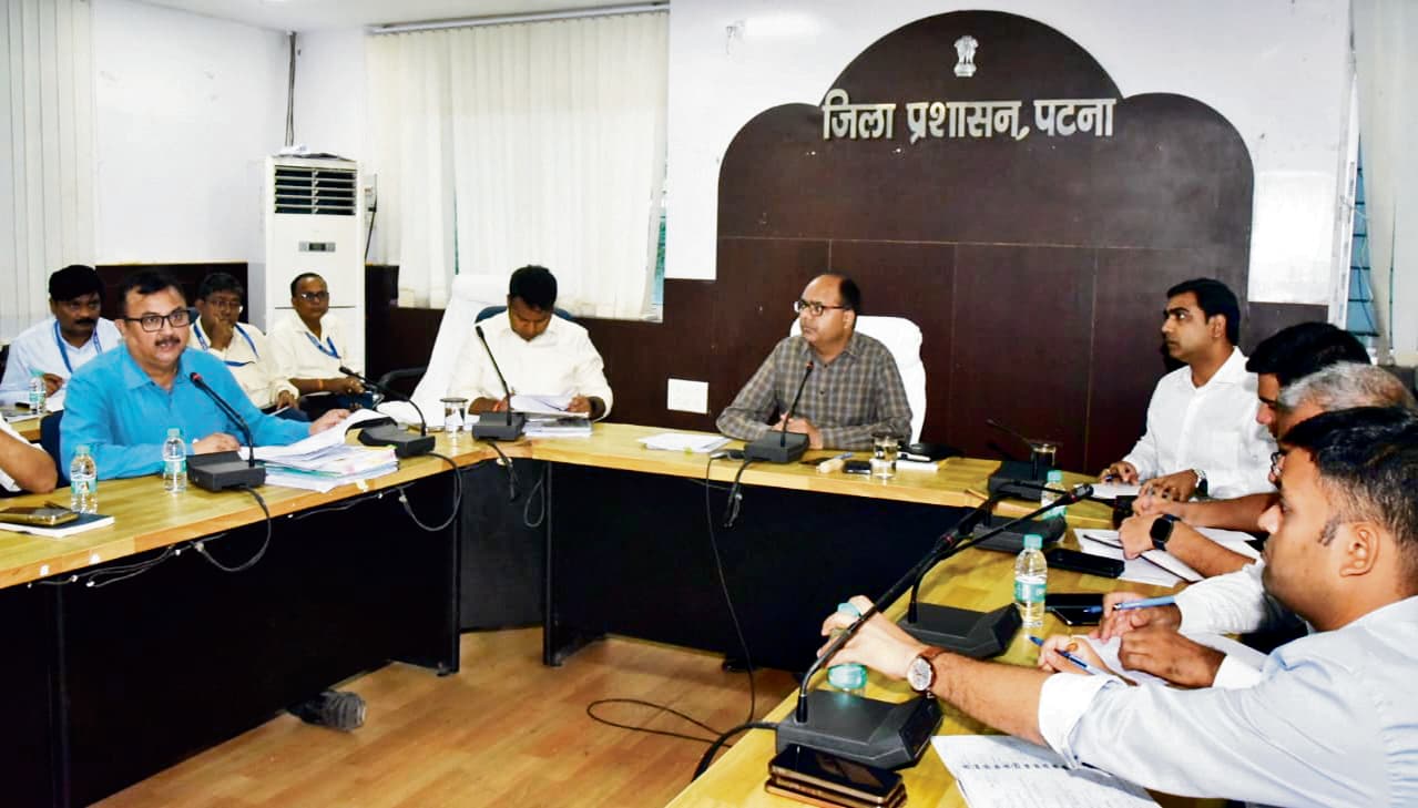 छठ पूजा से तीन दिन पहले सभी क्षतिग्रस्त सड़कें होंगी दुरुस्त,नये निर्माण पर 30 तक रोक:डीएम