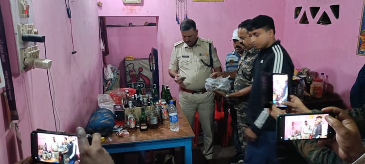 BOKARO NEWS : हजारी मोड़ की दुकान से ढाई सौ ग्राम गांजा वे अवैध अंग्रेजी शराब जब्त