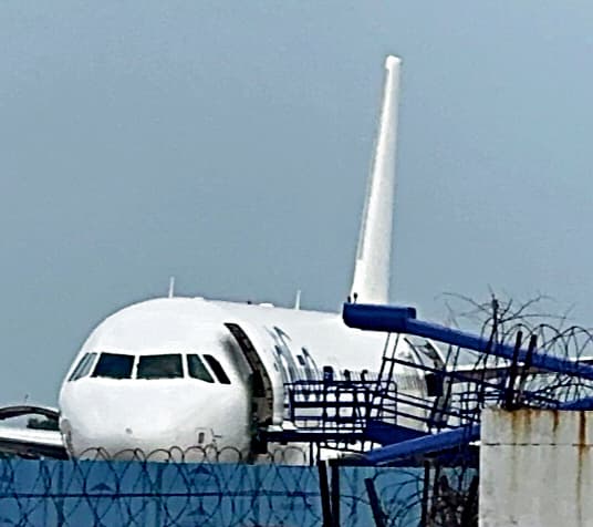 Jharsuguda News: बेंगलुरु से झारसुगुड़ा आ रहे विमान में बम की अफवाह से मची अफरा-तफरी