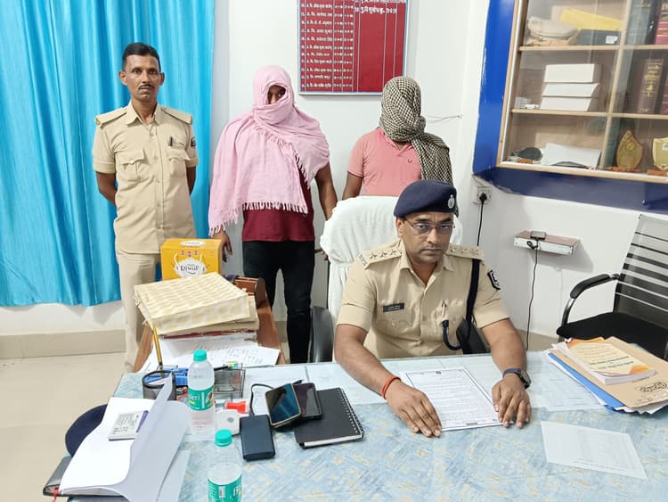 आपराधिक घटना को अंजाम देने जा रहे दो युवक हथियार के साथ गिरफ्तार