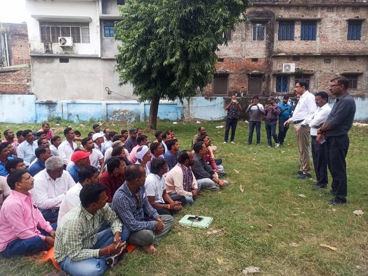 सीएस के आश्वासन पर दूसरे दिन 102 एंबुलेंस कर्मचारी संघ की हड़ताल समाप्त