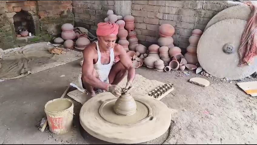 दीपावली में मिट्टी के दीपक की चमक से खिल गये कुम्हार