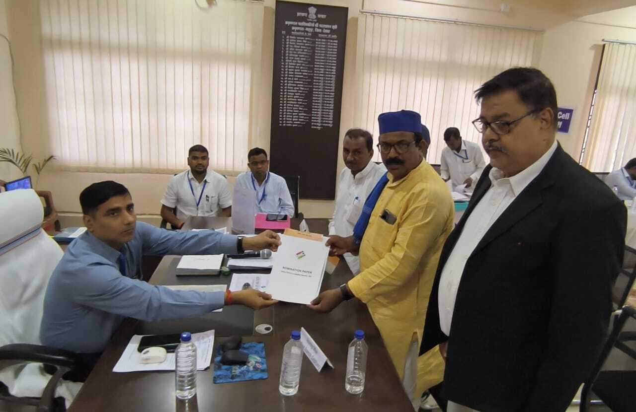 मधुपुर से जियाउल हक समेत दो व सारठ विधानसभा से तीन ने किया नामांकन