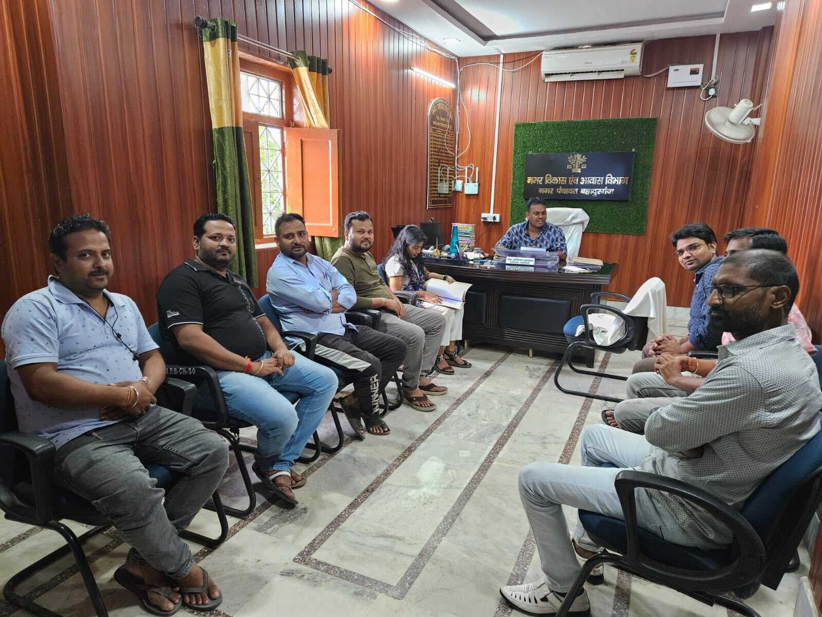 छठ घाट कमेटी का शिष्टमंडल मिला नप कार्यपालक पदाधिकारी से, घाट पर समुचित व्यवस्था किये जाने की मांग