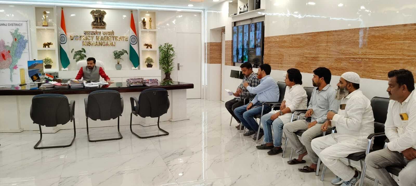डीएम ने ट्रक मालिकों व खनन पदाधिकारियों के साथ की बैठक, दिये आवश्यक निर्देश