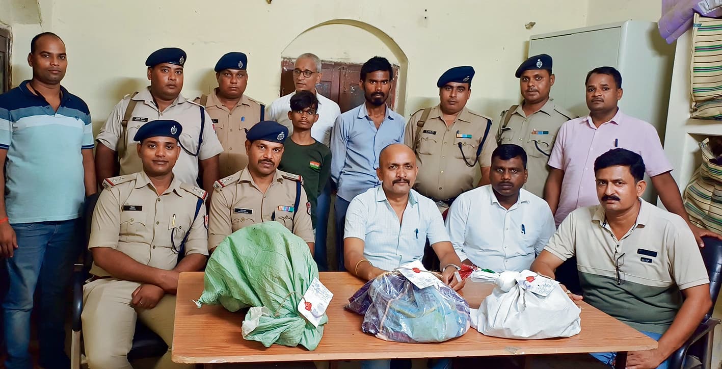 saran news. रेलवे की संपत्ति चुराने वाले गिरोह के दो सदस्य गिरफ्तार