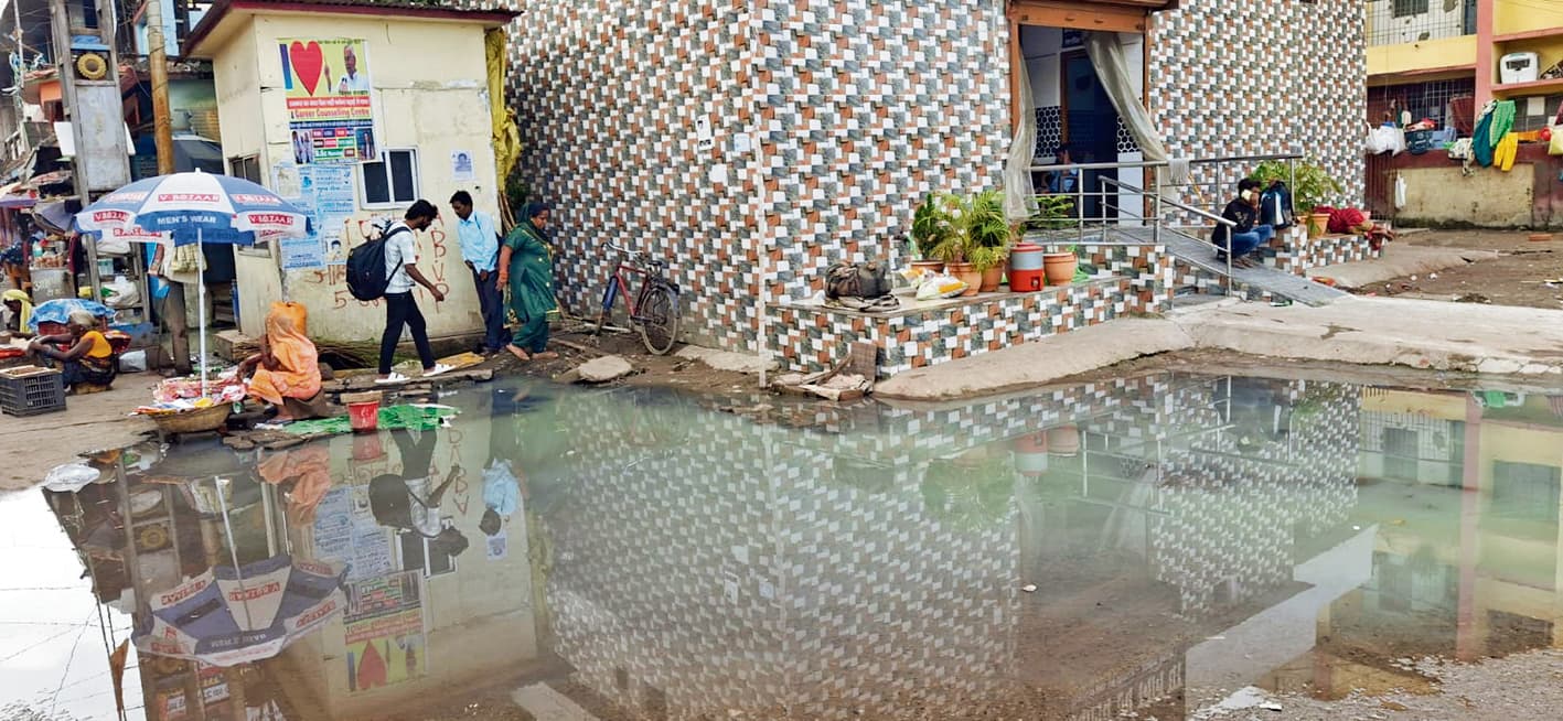 saran news. रेलवे व नगर निगम की लड़ाई में जंक्शन के प्रवेश द्वार पर बह रहा नाले का पानी